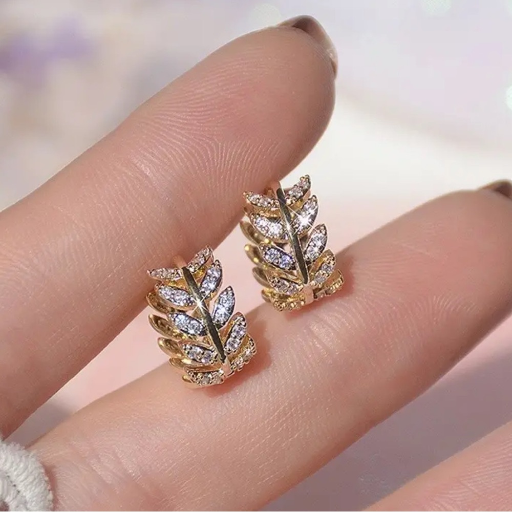NEW Gold 18k Leaf C shape  Diamond Earrings